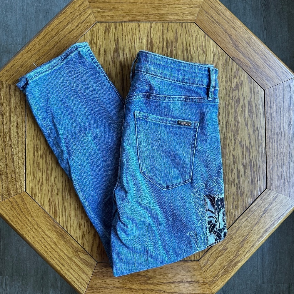 *WHITE HOUSE BLACK MARKET* Light Wash Embroidered High-Rise Crop Jeans Sz 4